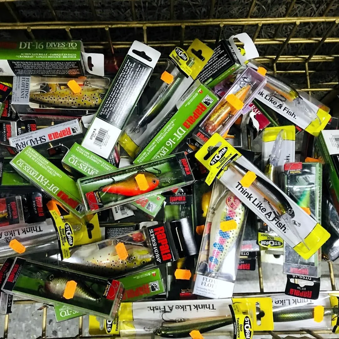 Accesorios de pesca en su embalaje