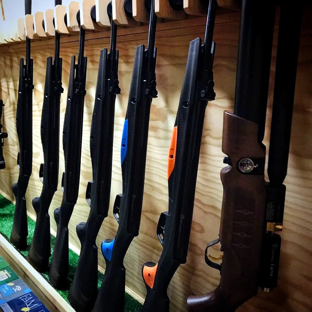 Exposición de escopetas y rifles en la armería