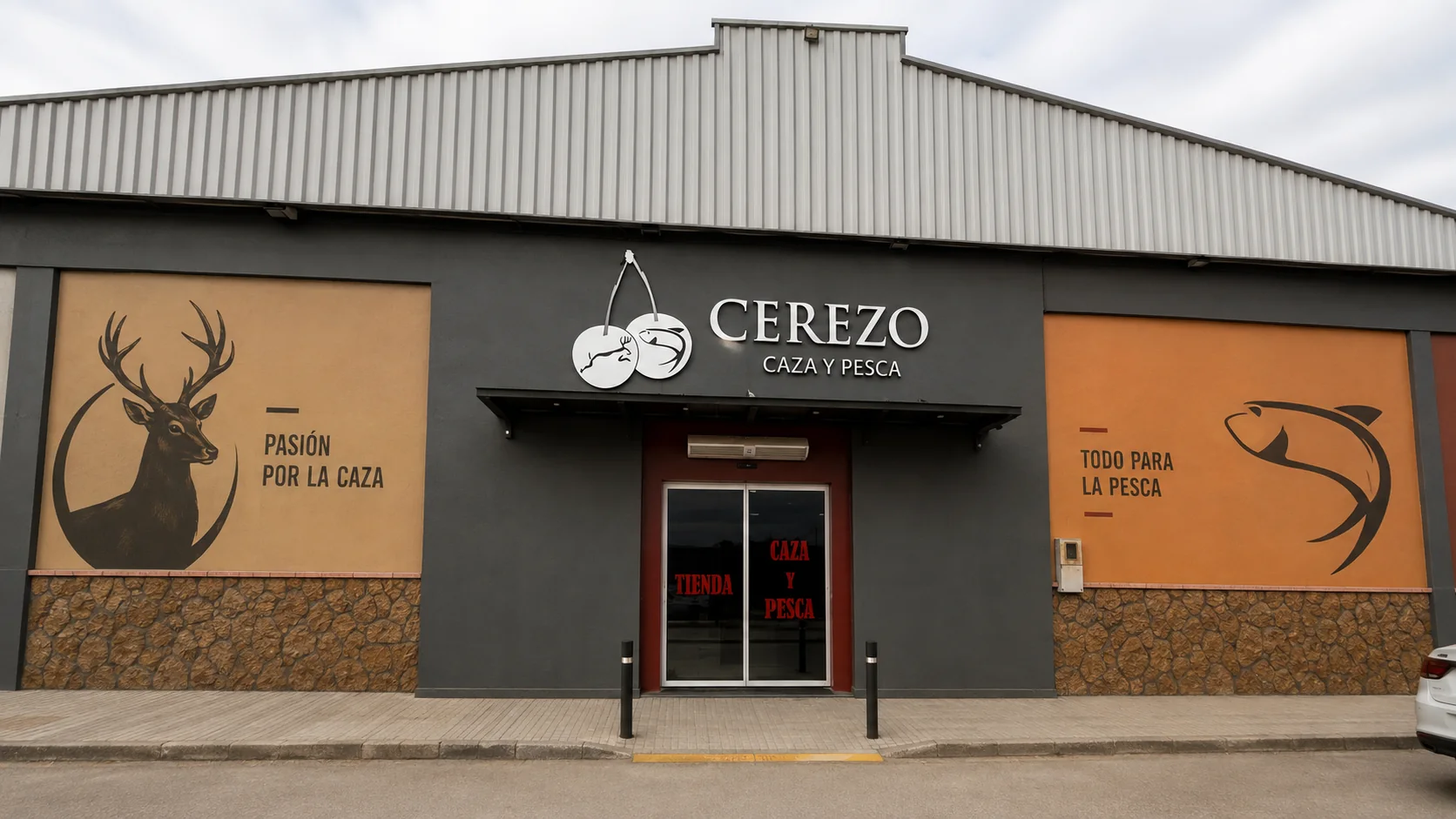 Fachada de Cerezo Caza y Pesca en Villafranca de los Barros