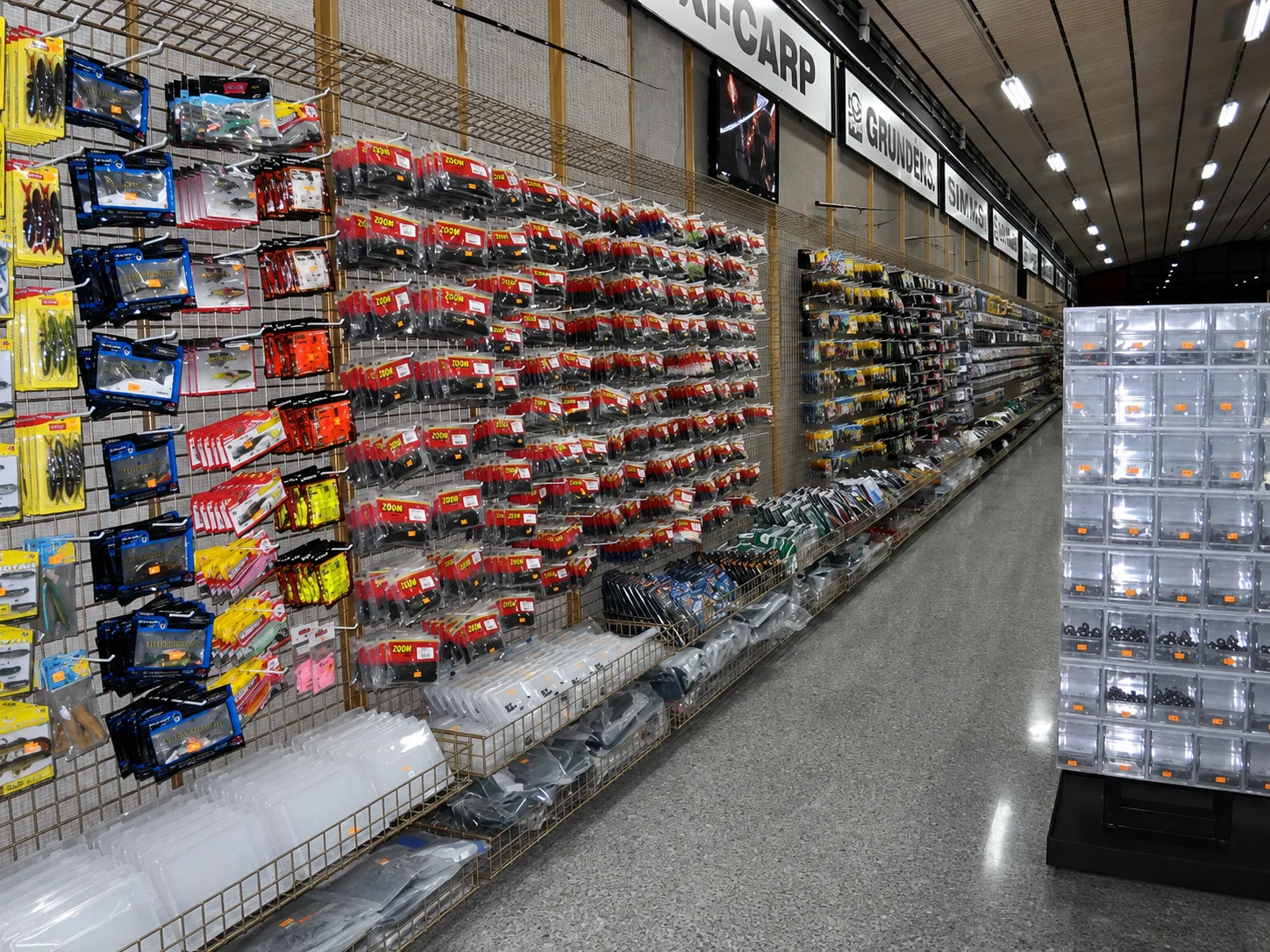 Exposición de señuelos y accesorios de pesca en Cerezo