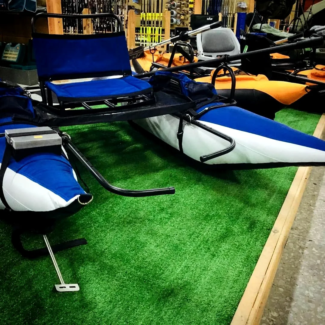 Kayaks preparados para pesca expuestos en tienda